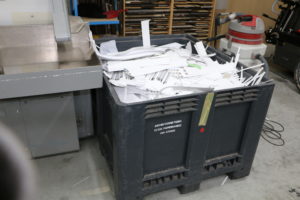 notre implication écologique:Bac de recyclage des papiers 